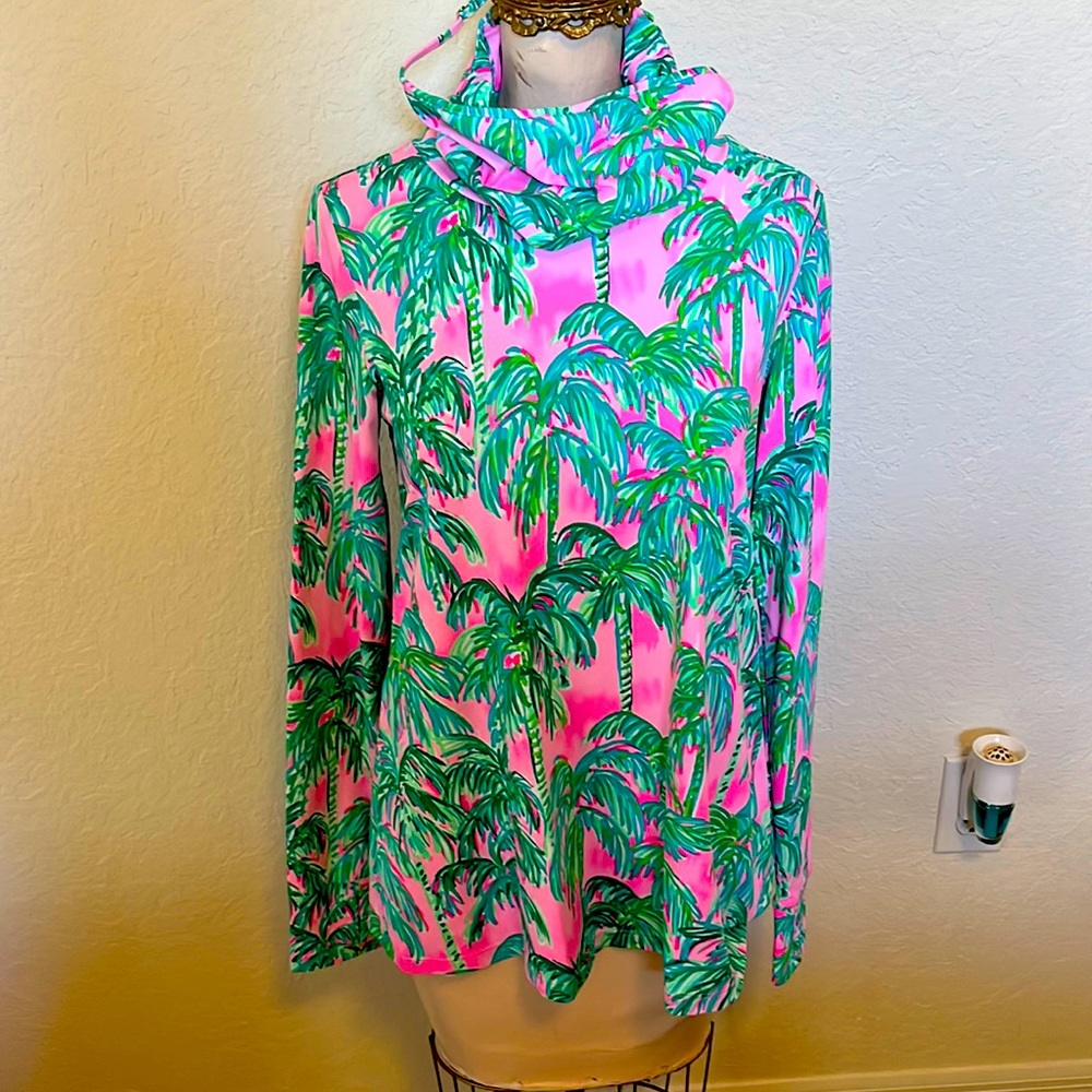 Brand new without tags Lilly Pulitzer palm tree top with mask built in.
